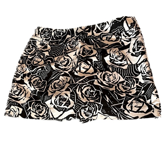 🔥3 for $15 Sale- Black and white floral skort - Picture 2 of 5